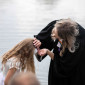 Pfarrerin Dorothée Stürzbecher-Schalück tauft ein Schulkind
