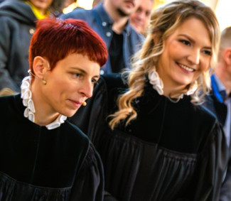Pfarrerinnen Barbara Röhm und Doro Stürzbecher-Schalück beim Einzug in die Dreifaltigkeitskirche anlässlich Konfirmation